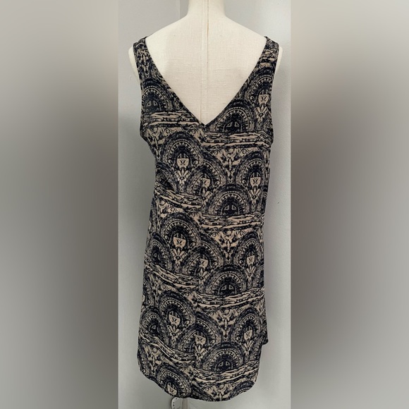 Painted Threads Hi Lo Woven Sleeveless Tunic- Navy and Beige Patterned- L - Picture 3 of 3